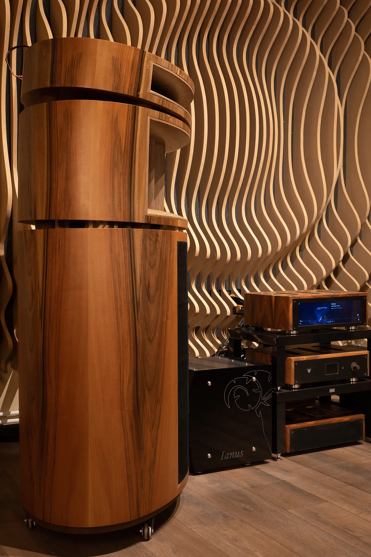 SIRIUS in natural veneer